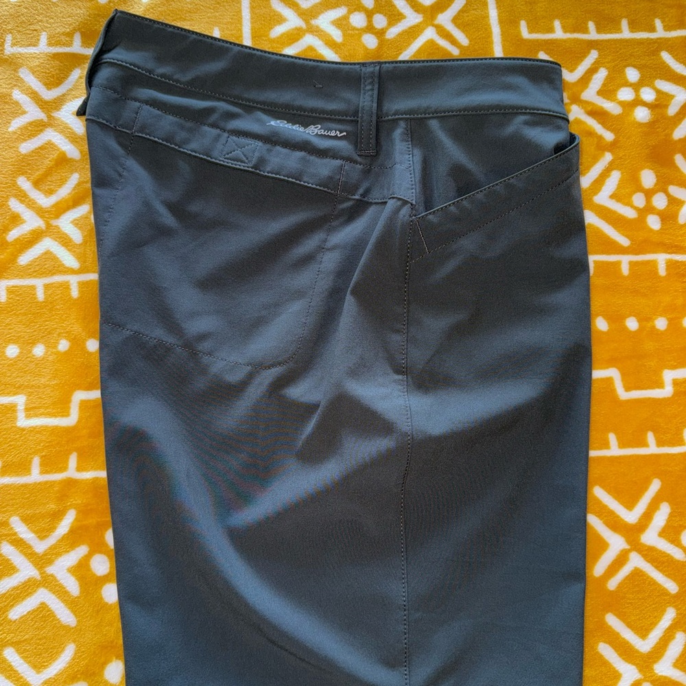 Eddie Bauer Super  Stretch Walking Shorts. Medium Gray Color. Size 6. Mint Cond